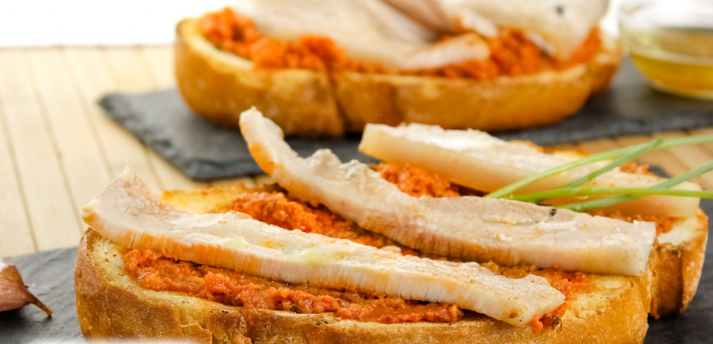 tostas de migas manchegas.png